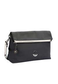 Borsa nera imbottita con pattina pieghevole, zip argentata e un accento del logo metallizzato. Presenta una tracolla con motivo per il trasporto.