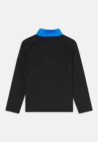 Crna polo majica dugih rukava s plavim ovratnikom; glatka tekstura, jednostavan dizajn s raglan rukavima i bez vidljivih logotipa ili uzoraka.