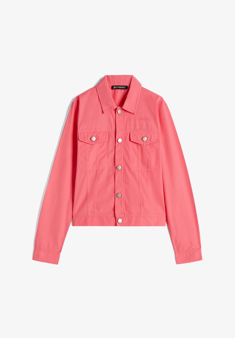 Chaqueta de denim de color rosa coral con cuello puntiagudo, botones a presión plateados, dos bolsillos en el pecho y un diseño corto. Textura suave.