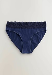 Tamno plave pamučne donje rublje s uzorkovanom tamnom čipkastom gumicom. Ima glatku teksturu i standardni kroj gaćica.
