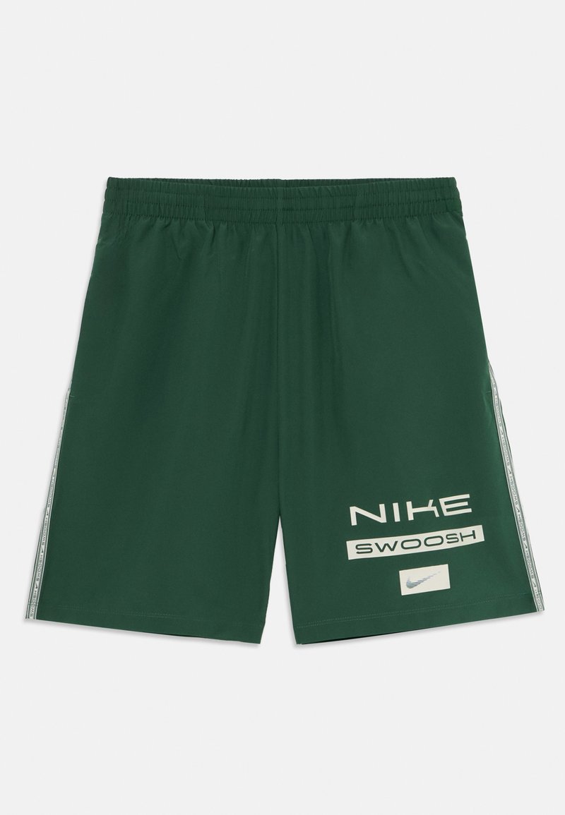 Tumedat rohelised Nike lühikesed püksid elastse vöökoha, külgtriipude ja valge "NIKE SWOOSH" teksti ja logoga vasakul jalal.