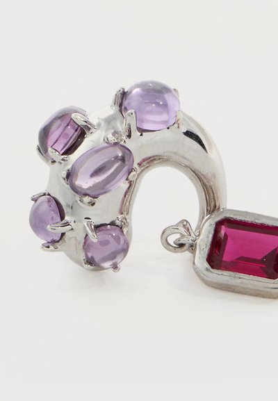 Srebrna zakrivljena naušnica ukrašena sa šest ovalnih i okruglih ljubičastih dragulja te visećim pravokutnim duboko ružičastim draguljem u njihovkom ležištu.