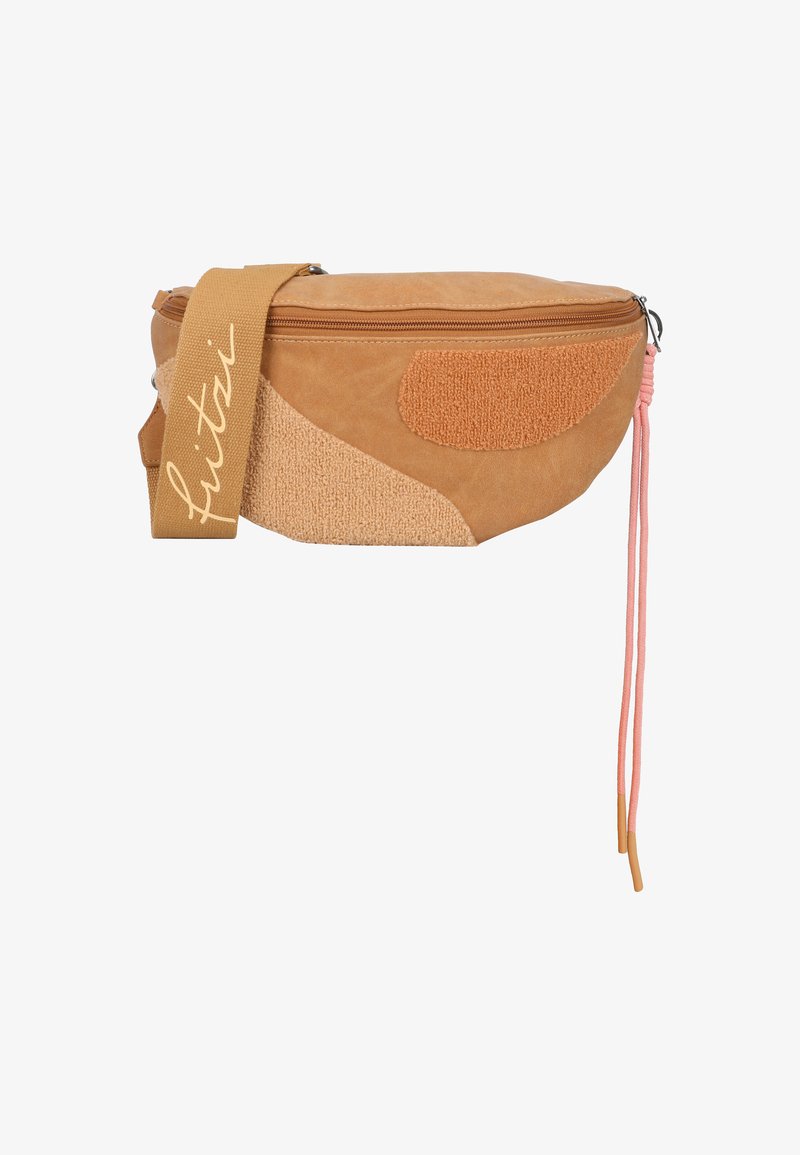 Tan und beige Bauchtasche mit strukturiertem Stoff und glatten Lederelementen, ausgestattet mit einem Reißverschluss und einer pinken Schnur. Der Riemen trägt das "fritzi"-Logo.