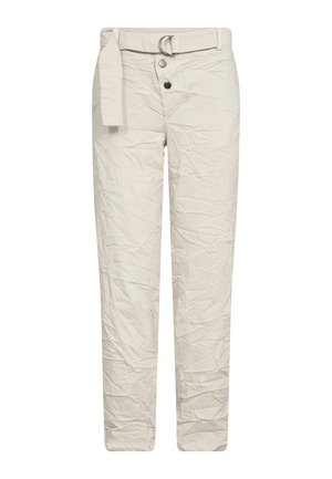 Beige High-Waist-Hose mit Stoffgürtel, Doppelknopfverschluss, leicht zerknitterte Textur und geraden Beinen.