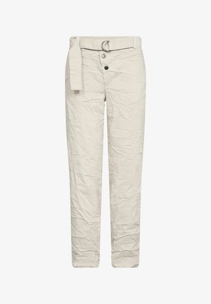 Bézs magas derekú nadrág anyagszíjjal, dupla gombos rögzítéssel, enyhén gyűrött textúrával és egyenes szárakkal.