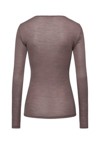 Maglione a maniche lunghe di colore taupe tenue, caratterizzato da una texture a coste e un ampio scollo, con una silhouette aderente e senza hardware visibile.