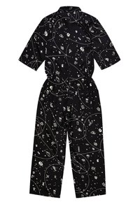 Mono negro con un patrón impreso caprichoso en blanco que incluye estrellas, íconos y formas. Tiene un cuello tipo camisa y una cintura elástica.