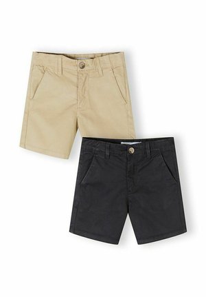 Dwie pary dziecięcych krótkich spodenek sięgających do kolan, jedna beżowa, druga czarna, każda z szlufkami na pasek, przednimi kieszeniami i zapięciem na guzik.