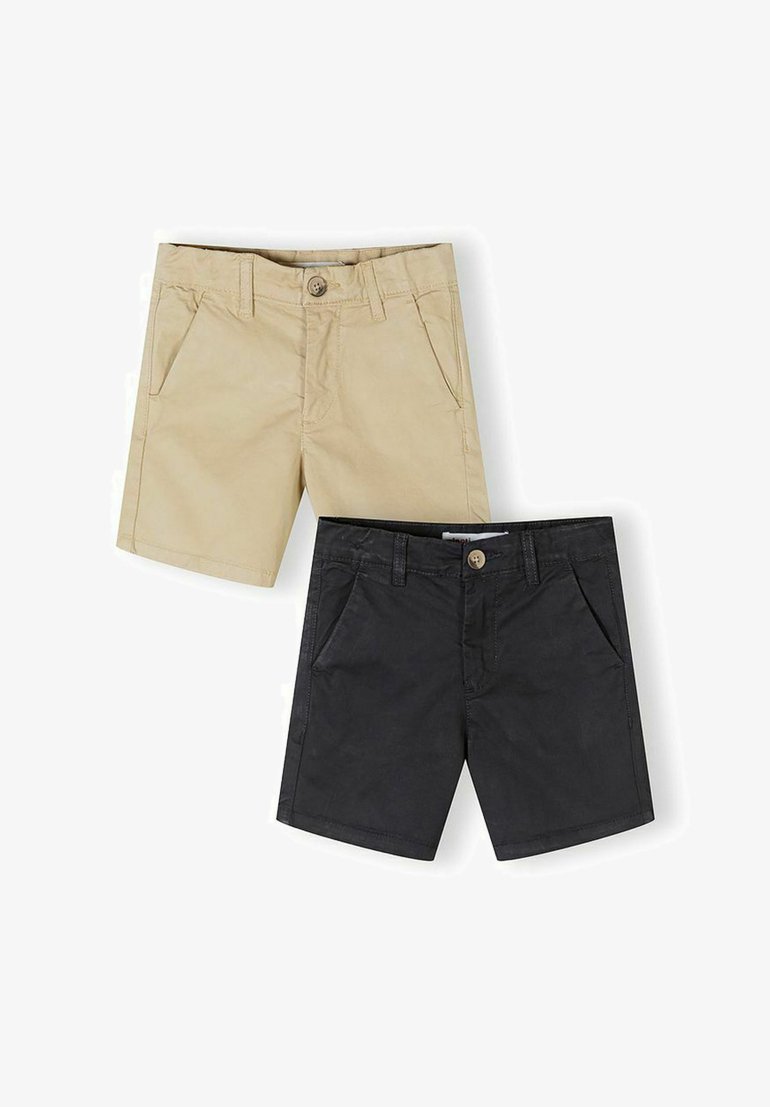 Deux paires de shorts pour enfants longueur genou, une beige et une noire, chacune avec passants de ceinture, poches avant et fermeture par bouton.
