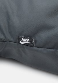 Nike Sportswear HERITAGE DRAWSTRING UNISEX - Hátizsák - iron grey/black