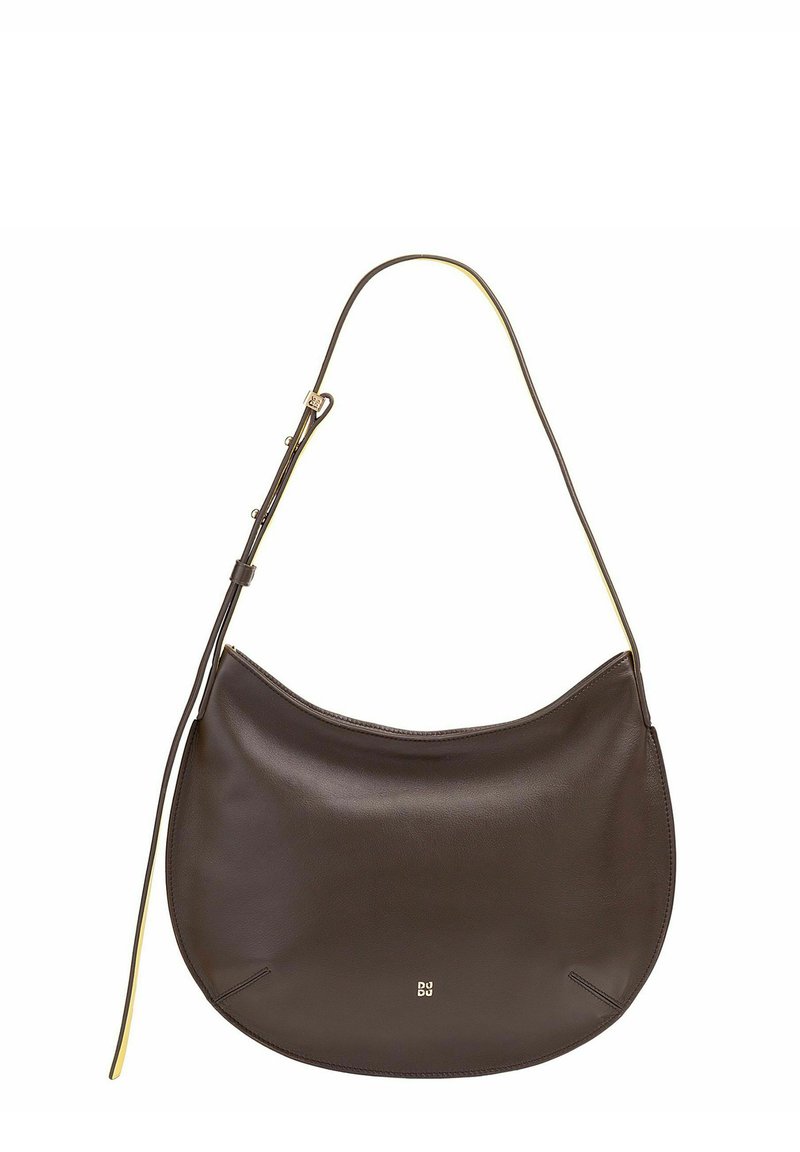 Borsa a spalla in pelle marrone con una forma curva, fondo piatto, tracolla regolabile e accessori in metallo dorato. Logo discreto sul davanti.