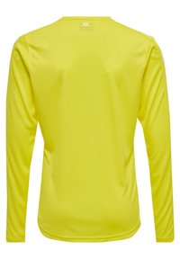 Langsleeve shirt in helder geel, gemaakt van glad, lichtgewicht stof. Voorzien van een ronde hals en reflecterende accenten nabij de schouder.