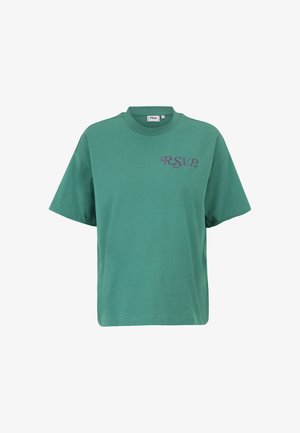T-shirt en coton vert avec une coupe décontractée, un col rond et des manches courtes. Présente le texte violet "R.S.V.P." sur le devant.