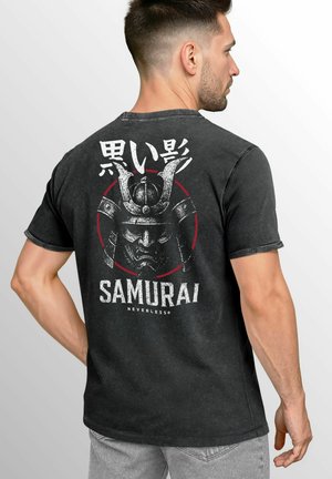 Schwarzes Baumwoll-T-Shirt mit einer verblassten Textur, das auf der Rückseite eine Samurai-Grafik in Grau und Rot sowie den Text "SAMURAI NEVERLESS" darunter zeigt.