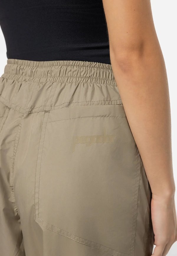 NELLY - Tracksuit bottoms - desert taupe4