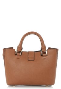 Hnědá kožená kabelka se strukturovaným tvarem, krátkými uchy, zlatým kováním a texturovanými akcenty na bocích. Uzavírá se klopou nahoře.