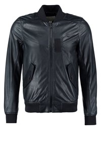 Svart läderbomberjacka med dragkedja fram, ribbad krage och muddar, två sidofickor och ett patchdetalj på vänster bröst.