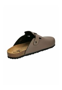 Brauner Clog mit Korkfußbett, glattem synthetischem Obermaterial und schwarzer Gummisohle. Mit seitlichem Riemen und Belüftungslöchern.