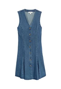 Sukienka dżinsowa z dekoltem w kształcie litery V, bez rękawów, zapinana na guziki z przodu i z plisowanym dołem. Ma niebieski odcień i subtelną teksturę.