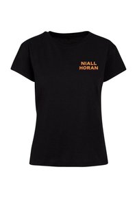 Sort bomulds T-shirt med korte ærmer, der har teksten "NIALL HORAN" i orange og gul gradient på venstre brystområde.