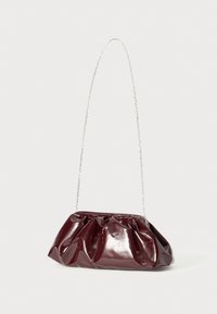 Burgundy clutch-laukku, jossa on kiiltävä, teksturoitu pinta; rypistetty muotoilu, jota korostaa hopeaketju.