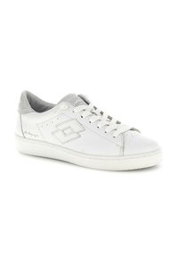 Sneaker bianche in pelle con un accento in suede grigio sul tallone, punta rotonda e suola piatta in gomma. Caratterizzate da perforazioni e design con lacci.