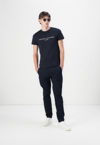 Tommy Hilfiger CORE LOGO TEE - Majica kratkih rukava s printom - blau
