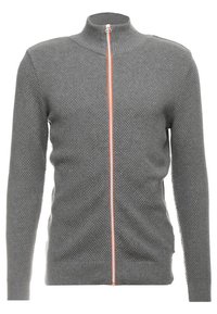 Grå zip-up genser med høy krage og oransje glidelås. Den har et teksturert strikkemønster og ribbestrikkede mansjetter og hem.