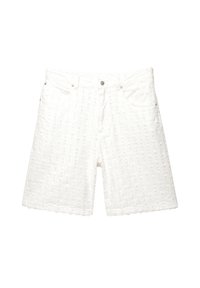 Shorts di denim bianco con un motivo testurizzato, cinque tasche e orlo sfrangiato. Progettati con chiusura a bottone e zip.