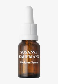 Flacon compte-gouttes en verre brun avec un capuchon blanc et un compte-gouttes. L'étiquette indique "SUSANNE KAUFMANN Hyaluron Serum" en texte blanc.