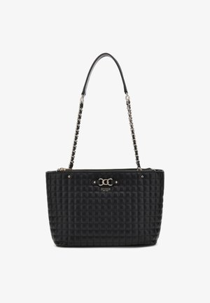 Geantă neagră matlasată, cu o textură netedă, dotată cu un mânere din lanț, accesorii din argint și o închidere cu fermoar în partea de sus.