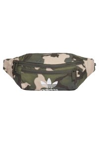 Kamouflage fanny pack i gröna och beigefärgade nyanser, utrustad med en vit Adidas-logotyp, blixtlåsförsedda fack och ett strukturerat tyg.