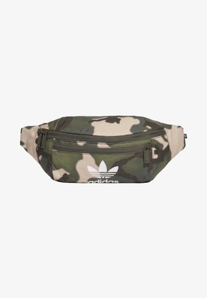 Camouflage heupzak in groen en beige tinten, met een wit Adidas-logo, ritscompartimenten en een gestructureerde stof.