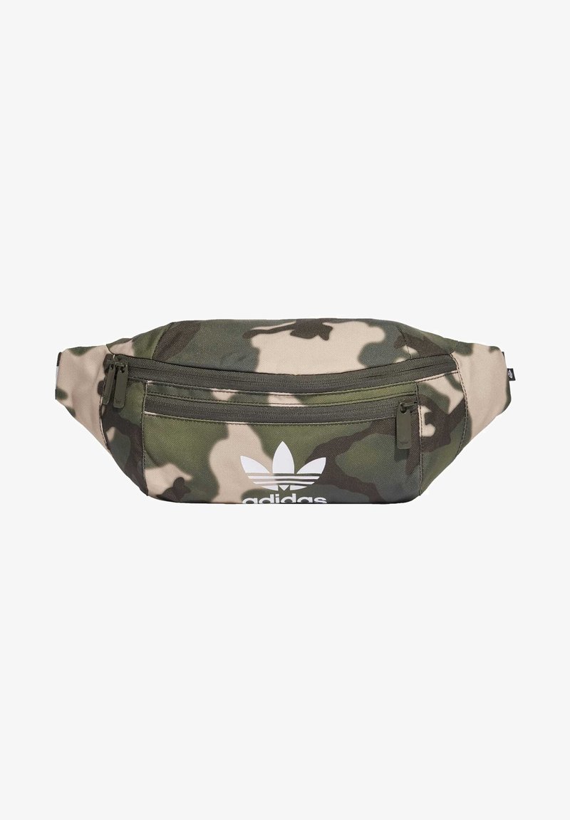 Kamouflage fanny pack i gröna och beigefärgade nyanser, utrustad med en vit Adidas-logotyp, blixtlåsförsedda fack och ett strukturerat tyg.