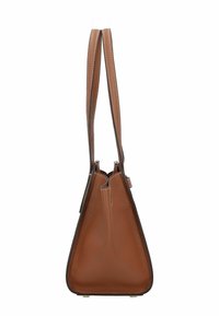 Bruine lederen handtas met een driehoekige vorm, voorzien van dubbele handvatten, contrasterende stiksels en een textuur aan het oppervlak. Geen zichtbare metalen onderdelen.