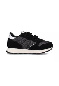 Scarpe da ginnastica nere con tomaia in rete, dettagli in suede, doppie fasce in velcro e una suola intermedia bianca. Presentano un motivo testurizzato sui lati.