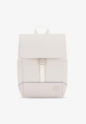 Lys beige rygsæk med klaffelukning, der har en frontbuckle, sidelommer og et tekstureret stof med en subtil glans.