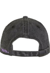 Črna denim bejzbol kapa s ukrivljenim vizirjem, nastavljivim trakom in vijolično vezenino z napisom "Hood Piece" na hrbtni strani.