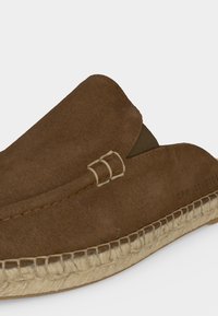 Καφέ παπούτσι από σουέτ τύπου slip-on με υφασμένη σόλα από γιούτα και ελαστικό πλαϊνό πάνελ για εύκολη χρήση.