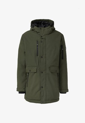 Gewatteerde parka in donker groen. Voorzien van een met rits afsluitbare borstzak, twee klepzakken aan de voorkant en een verstelbare capuchon met zwarte accenten.