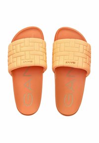 Oranje slide sandalen met een geweven bandontwerp, met een gladde textuur en een platte zool. Merkenlogo gedrukt op de binnenzool.
