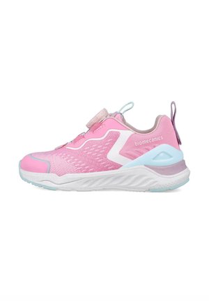Zapatillas deportivas rosas con una parte superior de malla transpirable, acentos en blanco y azul claro, un sistema de sujeción seguro y una suela texturizada.
