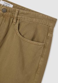 Pantaloni khaki realizzati in cotone testurizzato misto, con tasca frontale, chiusura con bottone e dettagli di cucitura a vista.