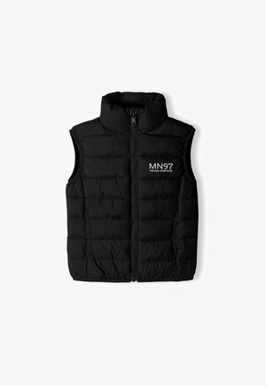 Fekete puffervest magas gallérral, teljes előlapi cipzárral és vízszintes tűzéssel. Jellemzője a "MN97" logó és a "NEVER STOP 97" felirat fehér színben.