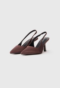 Sandaletes castanhas em cetim com dedo do pé apontado e salto fino de 5 cm. Textura suave e forro interior preto em contraste. Sem detalhes visíveis.
