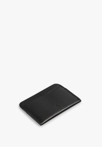 Tarjetero de cuero negro con acabado texturizado, con un compartimento superior y bordes suaves. Forma rectangular compacta.