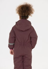 Bordeaux kinderwinterpak met een capuchon, elastische taille en reflecterende strepen op de mouwen. Glad, duurzaam materiaal, ontworpen voor warmte en bewegingsvrijheid.