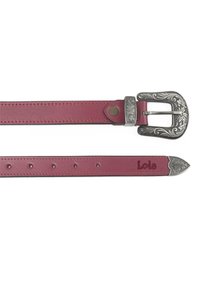 Cinturón de cuero burdeos con una hebilla decorativa de plata y punta puntiaguda, que presenta costuras visibles y cinco agujeros ajustables a lo largo de la correa.