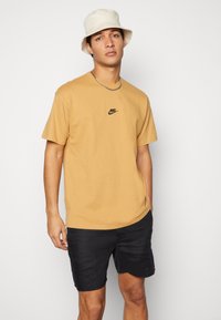 Nike Sportswear TEE - T-shirt básica - gold-coloured