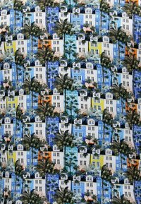 Kleurrijke stof met een herhalend patroon van huizen in tinten blauw, geel en oranje, afgewisseld met groene palmbomen.